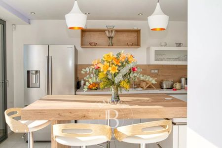 LOCATION SAISONNIÈRE - LES ISSAMBRES - VILLA MODERNE APERÇU MER - 5 CHAMBRES - Photo 5