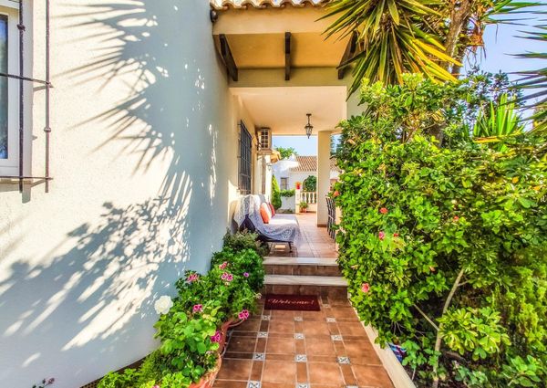 Chalet Vacacional con la piscina privada en La Zenia