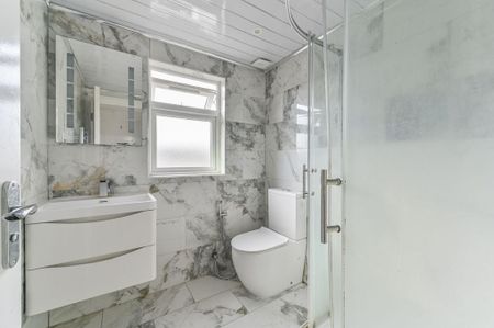 5 bedroom end of terrace house to rent - Photo 3