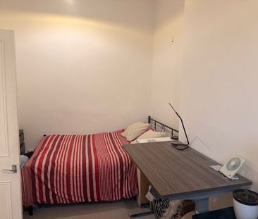 2 Bed Flat, London, W14 - Photo 5