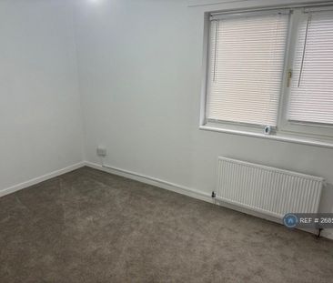 4 bedroom semi-detached house to rent - Photo 6