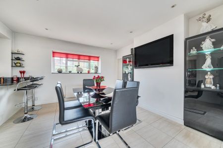 Walkers Ridge, Camberley - 5 bedrooms Property for lettings - Seymours - Photo 4