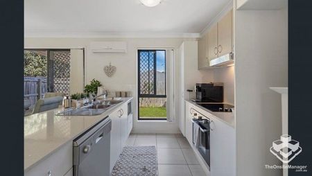 3 BED 2 BATH 2 CAR TOWNHOUSE, ULTRA HIGH SPEED INTERNET - Photo 4