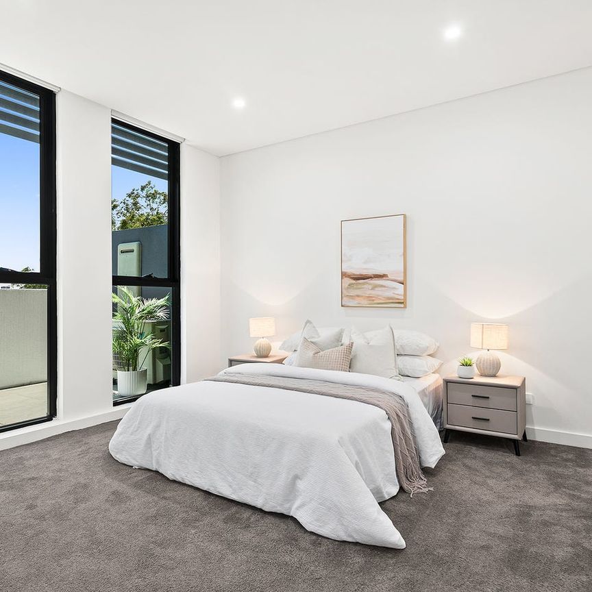 Stylish Bayside Apartment with Panoramic Kogarah Bay Views - Photo 1