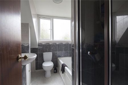 4 bedroom semi-detached house to rent - Photo 2