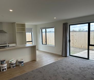 New three-bedroom home - Photo 2