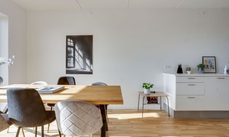 Velbeliggende 3 værelses seniorbolig med stort badeværelse, privat altan og godt fællesskab - Photo 2