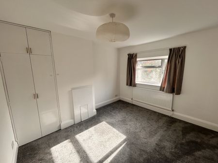 3 bed Semi-Detached - To Let - Photo 5