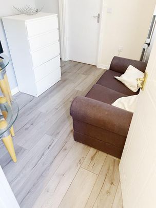 4 bedroom flat to rent - Photo 1