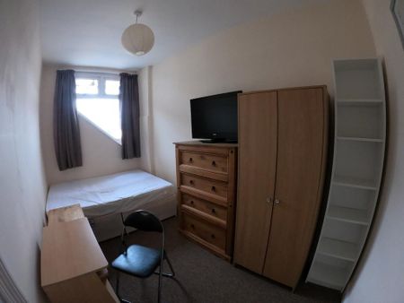 4 bedroom apartment to rent - Photo 3