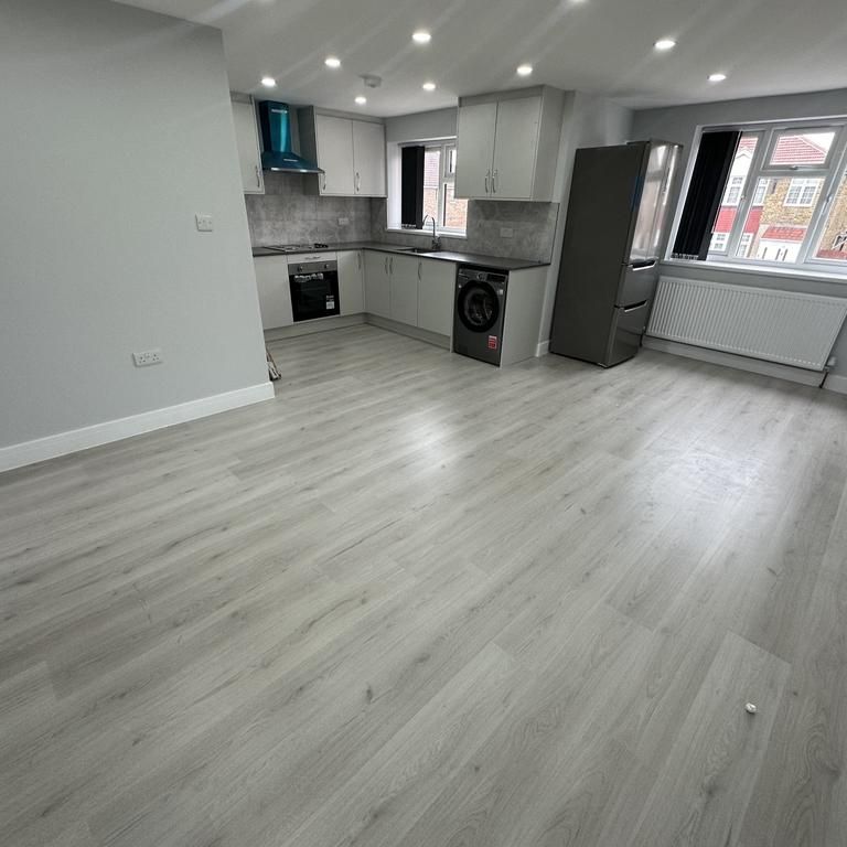 3 bedroom flat to rent - Photo 1