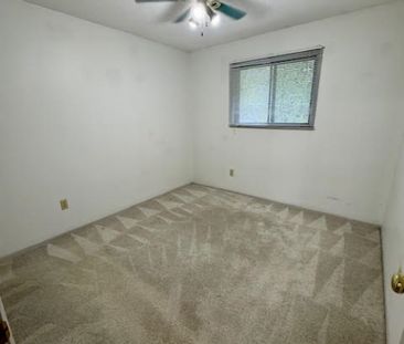 Lovely Unit – Convenient Location! - Photo 4