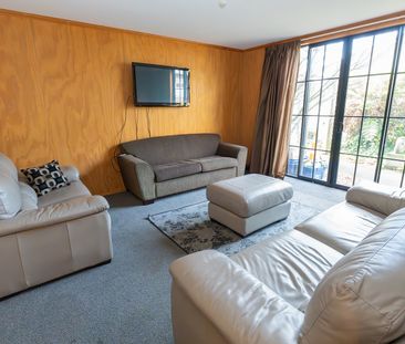 Boarding House Room in Queen St. - Photo 1