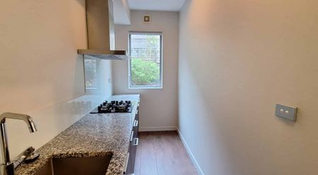 Spacious 6-Bedroom Brick & Tile Mansion – Prime Albany Location - Photo 5