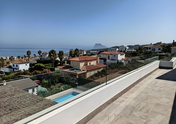 Villa with spectacular sea views for rent in Alcaidesa