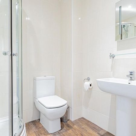 1 bedroom in a house share to rent - Photo 3