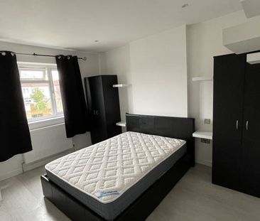 Room in a Shared House, Abbotts Road, CR4 - Photo 5