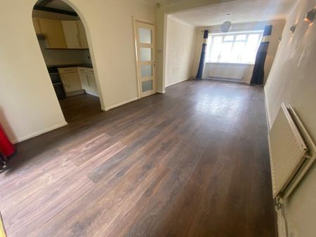 3 bedroom detached house to rent - Photo 3