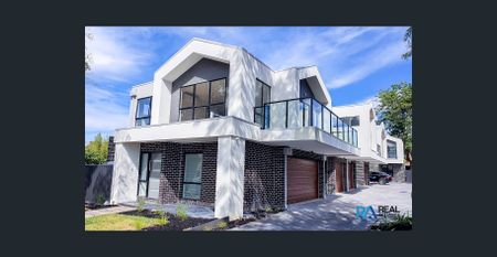 Experience luxury living in a beautifully maintained modern home. - Photo 2