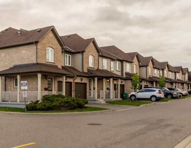 3 Bedroom Townhouse For Rent - Photo 1