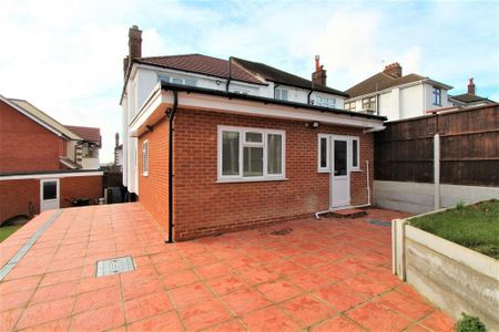 5 bedroom semi-detached house to rent - Photo 5