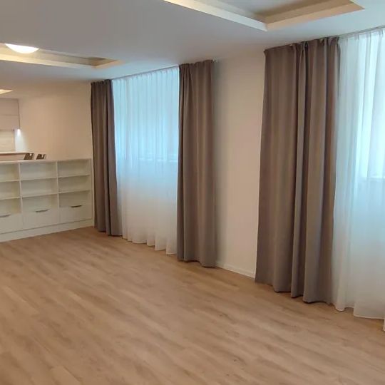 Pronájem bytu 2+1 80 m² - Photo 1