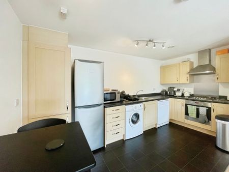 2 bedroom Apartment to let - Photo 3