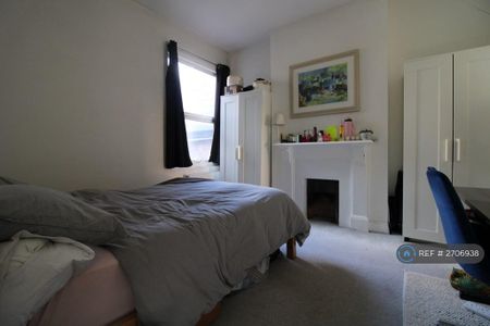 3 bedroom flat to rent - Photo 3
