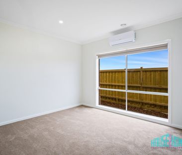 Spacious Family Living in the Heart of Kinbrook - Photo 2