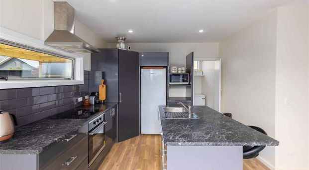 Family friendly property sure to impress! - Photo 1