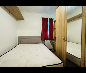 2 Bed Flat, Buntingbridge Road, IG2 - Photo 2