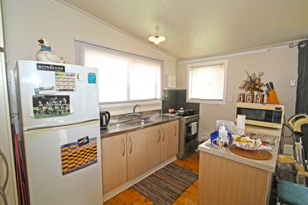 1/4 Kenmore Street, Westown - Photo 4