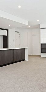 Modern Apartment with Courtyard - Photo 4