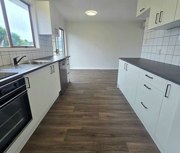 Freshly Renovated 3 Bedroom Home - Photo 3