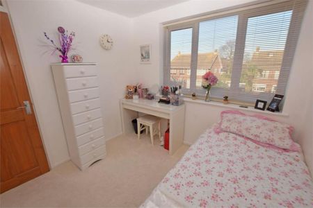 3 bedroom semi-detached house to rent - Photo 4