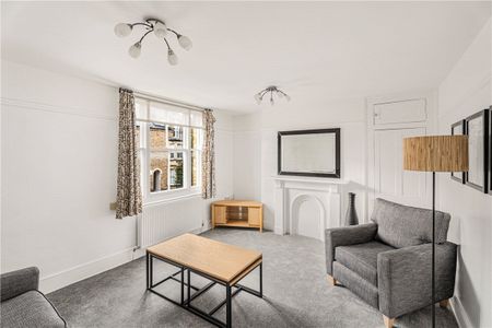 A newly decorated spacious split level apartment with bedroom and separate study. The property benefits from having newly laid carpets and is offered on a furnished basis. - Photo 4