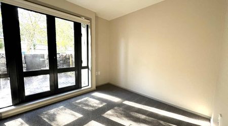 Lovely north facing 3 bedroom apartment - Photo 2