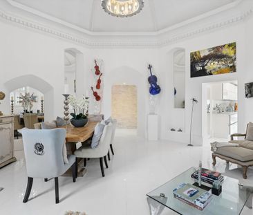 Dating back to 1870 beautifully refurbished throughout, occupying one of Surrey's most iconic landmark buildings, Ruxley Tower offers a rare opportunity to enjoy an exceptional stay in a unique home. - Photo 6
