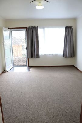 Sunny 2 bedroom unit in Royal Oak - great location - Photo 1