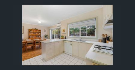 Spacious North facing townhouse - Photo 5