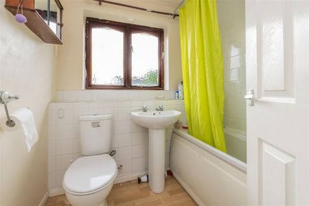 3 bed House - Semi-Detached To Let - Photo 5