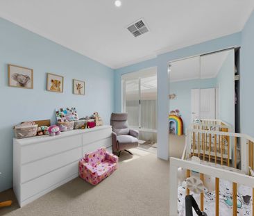 Family Comfort in a Quiet street - Photo 6