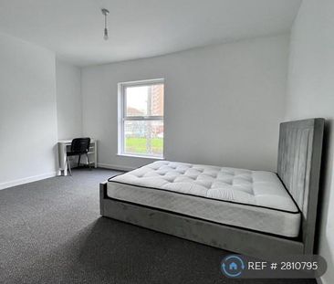 4 bedroom semi-detached house to rent - Photo 3