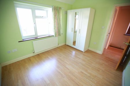 3 bedroom end of terrace house to rent - Photo 4