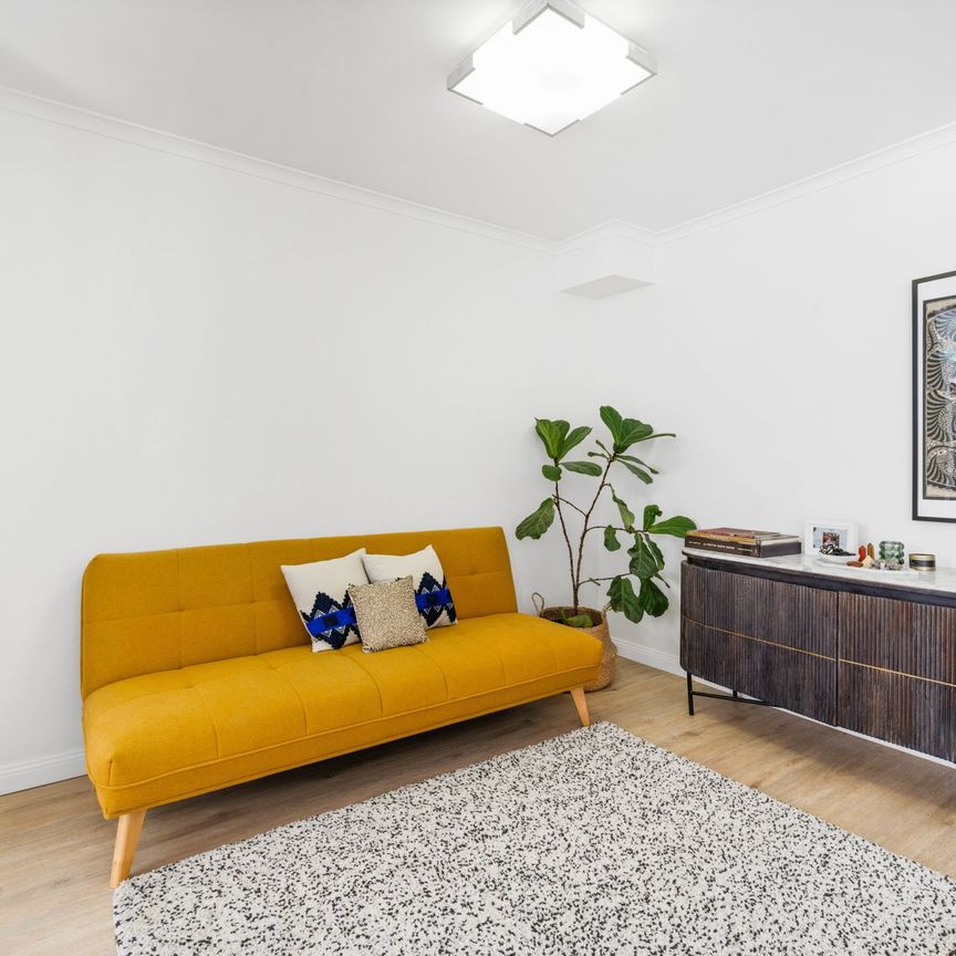 A Semi-Sized Parkside Apartment in Paddington Gardens - Photo 1