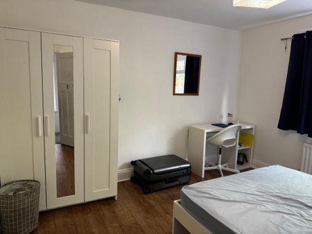 5 bedroom semi-detached house to rent - Photo 2