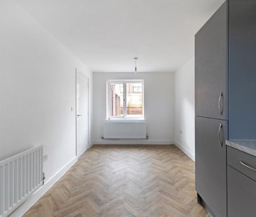 3 bedroom end of terrace house to rent - Photo 2