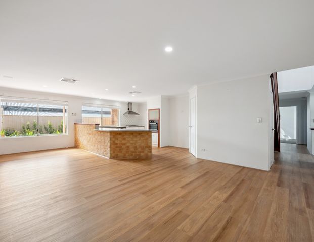 STUNNING 4x2x2 FAMILY HOME! - Photo 1