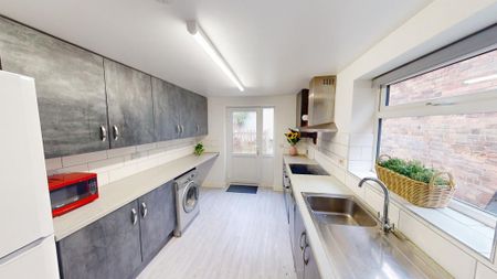 5 bedroom semi-detached house to rent - Photo 4