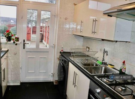2 bedroom terraced house to rent - Photo 4
